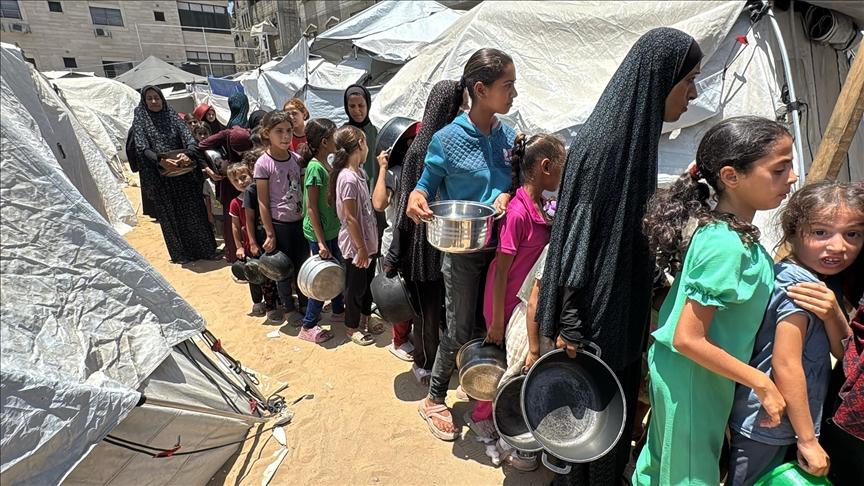 فلسطينيون يقرعون أواني فارغة برام الله رفضا لتجويع غزة