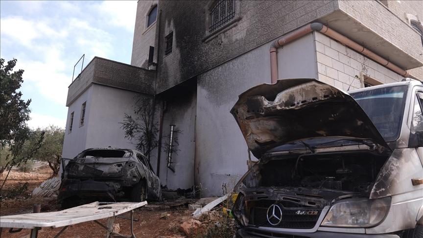 مستوطنون يطردون عائلة فلسطينية ويحرقون ممتلكاتها شمالي الضفة