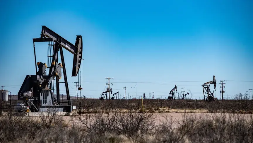 سعر النفط يستقر بعد مكاسب ثلاث جلسات وسط ترقب لتحرك ترمب المقبل تجاه روسيا