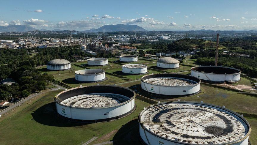 النفط ينخفض مع تجدد مخاوف الطلب بسبب بيانات ضعيفة للاقتصاد الأميركي