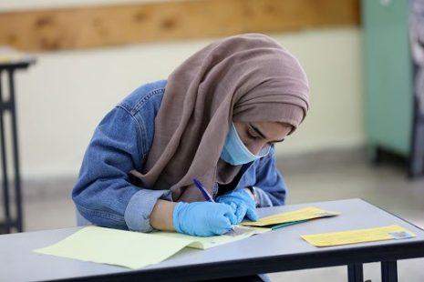 قدّموا اختباراتهم وسط كورونا.. تجارب مُبهرة لطلاب "توجيهي" في قطاع غزة