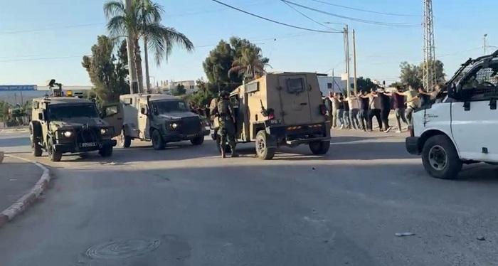 الاحتلال يواصل عدوانه على طولكرم: اعتقالات ومداهمة المنازل وتجريف للأراضي