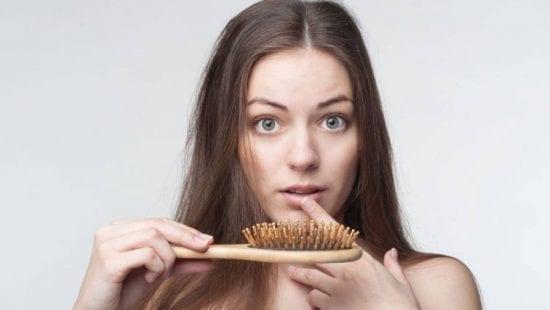 خبيرة تغذية تشرح أهم أسباب تساقط الشعر عن النساء