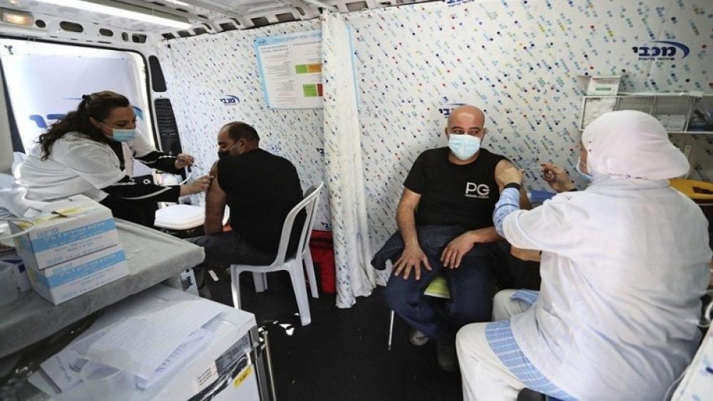 الاحتلال يصادق على تطعيم العمال الفلسطينيين ضد كورونا