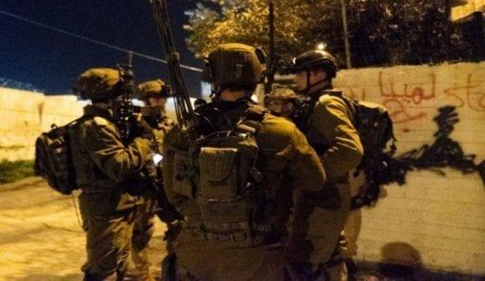 الاحتلال يشن حملة اعتقالات ومداهمات بالضفة والقدس