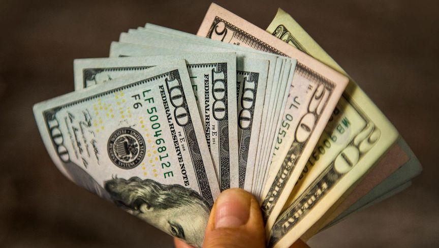 الدولار يهبط إلى أدنى مستوى منذ 2023 بعد تهديد ترمب لأوروبا و"أبل"