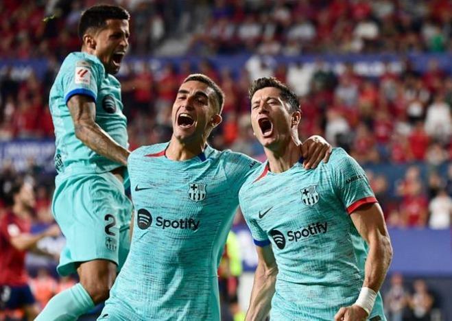 ليفاندوفسكي يقود برشلونة إلى فوز صعب على أوساسونا