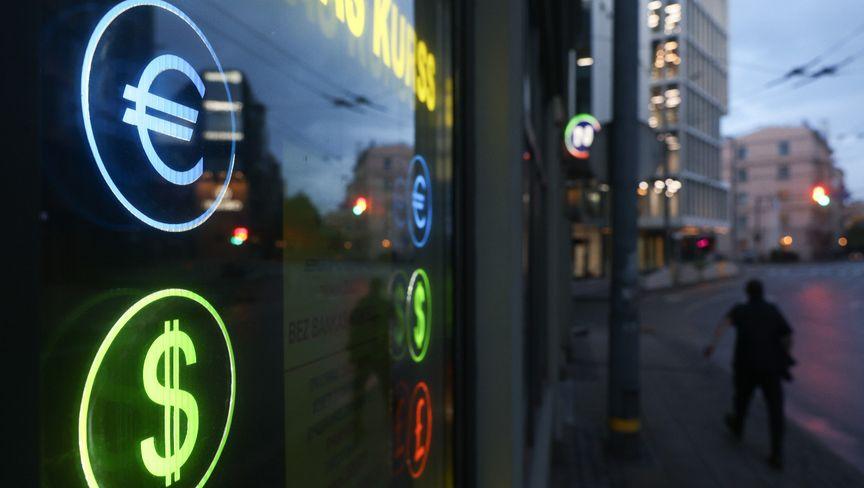 الدولار تحت الضغط بفعل صدام ترامب مع الفيدرالي وترقب خفض الفائدة