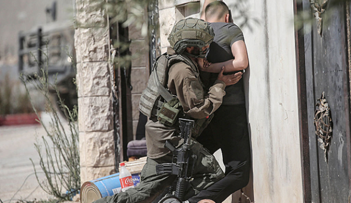 جيش الاحتلال يعتقل 10 فلسطينيين وتهدم 30 محلا تجاريا بالضفة
