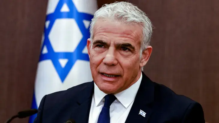 لابيد يهاجم قرار تجنيد 60 ألف جندي لتحقيق "وهم احتلال غزة"