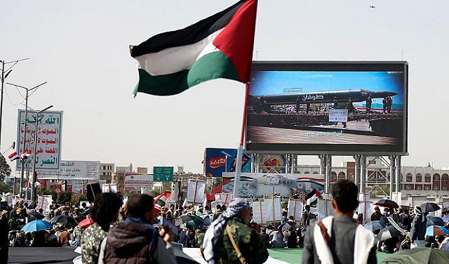الحوثيون يعلنون هجومًا واسعًا بطائرات مسيرة على مطارات وأهداف إسرائيلية