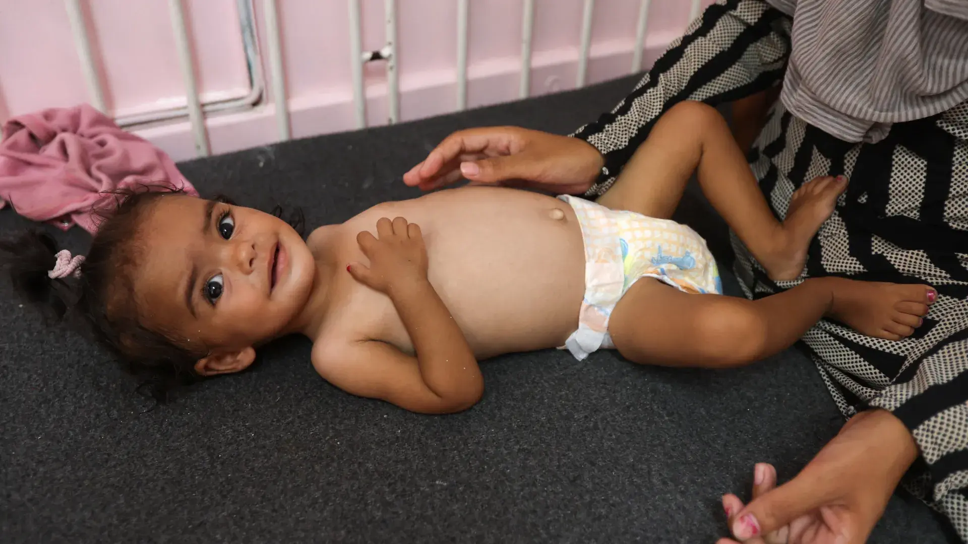 الأونروا تحذر من نقص حاد في حفاضات الأطفال بغزة