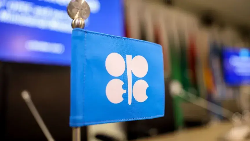 التقرير السنوي يرجح ارتفاع الطلب إلى 124 مليون برميل يومياً واستثمارات بـ17.7 تريليون دولار وسط تباين مع وكالة الطاقة الدولية