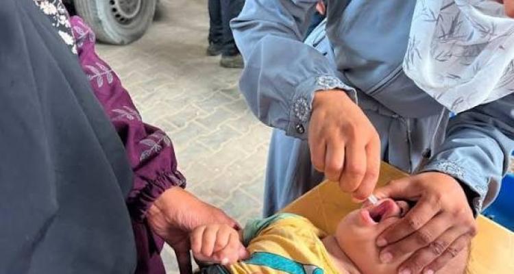 الحرمان من اللقاحات وموجات البرد والحصار الإسرائيلي يفاقمون المخاطر على الأطفال