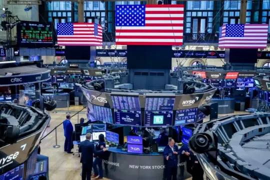 تباطؤ الوظائف الأميركية يدعم الأسهم ويقلص رهانات رفع الفائدة