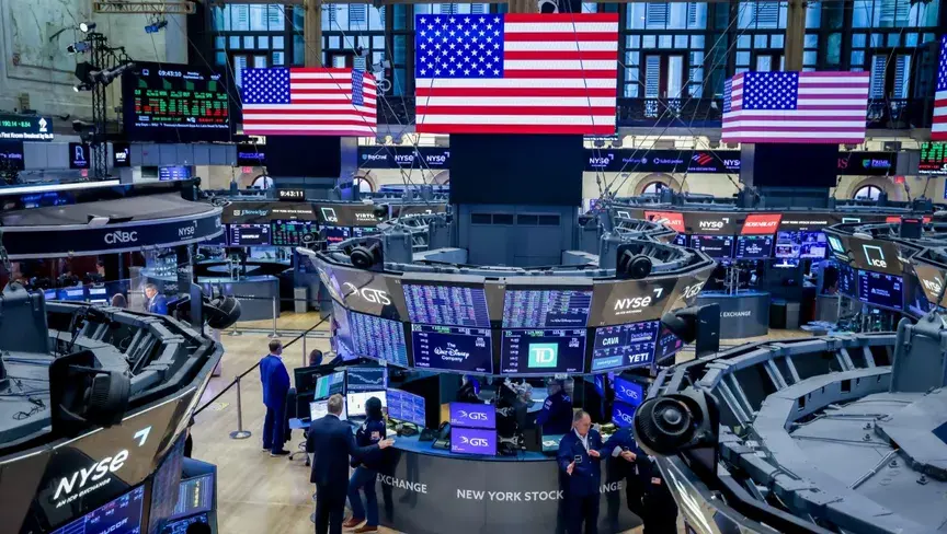 ضعف نمو الوظائف وارتفاع البطالة يعززان توقعات استقرار الفائدة.. و«S&P 500» يصعد 0.7% و«ناسداك 100» يسجل مستوى قياسيًا