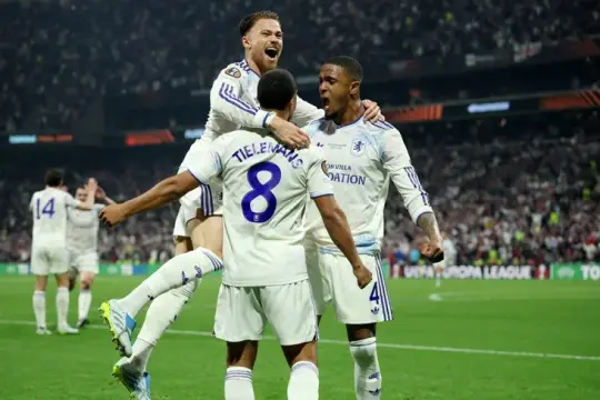 أستون فيلا يتوج بلقب الدوري الأوروبي لأول مرة بثلاثية أمام فرايبورغ