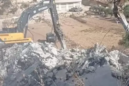 الاحتلال يهدم منزلاً وبركسًا في بيت عوا غرب الخليل ويشرد عائلة من 10 أفراد