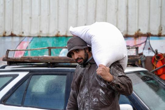 قفزة قياسية في أسعار الطحين بغزة.. وطوابير المواطنين تعود أمام المخابز