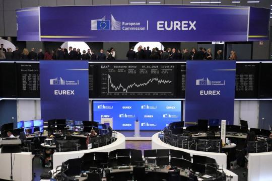 الأسهم الأوروبية تغلق على انخفاض طفيف بقيادة المؤشرين الفرنسي والبريطاني