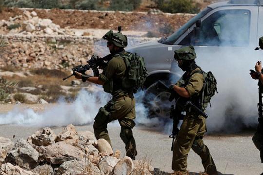 اعتقالات وإصابة بالرصاص خلال اقتحامات إسرائيلية في العيزرية والرام شمال القدس