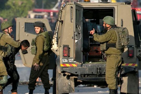 اعتقال 40 فلسطينياً بينهم نساء وطفلة خلال ساعات بالضفة والقدس