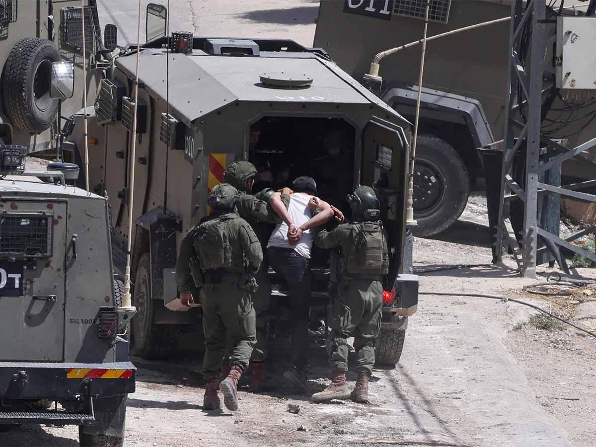 مداهمات طالت بيت لحم ونابلس والخليل وطولكرم وقلقيلية ورام الله وسط انتشار عسكري وإغلاق طرق