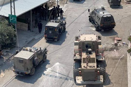 تصعيد واسع: قوات الاحتلال تستولي على منازل وتفرض حصارا على قرى وبلدات بالضفة الغربية