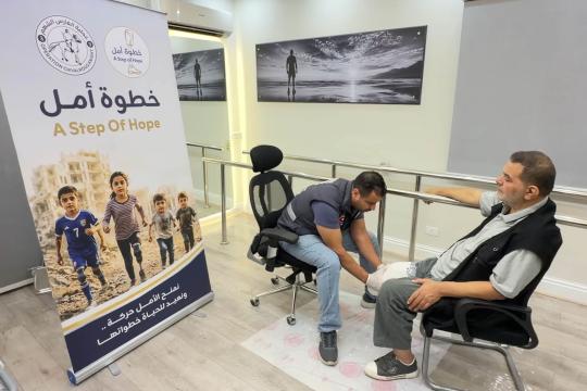 المستشفى الإماراتي العائم يركب أطرافاً صناعية لـ42 مصاباً فلسطينياً