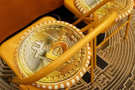 بتكوين تقترب من 80 ألف دولار وسط تحسن شهية المخاطرة وتطورات هرمز