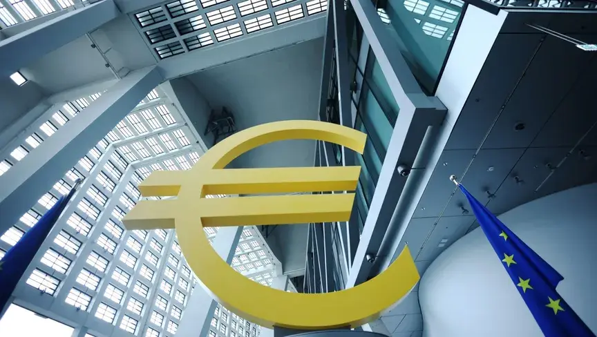 ارتفاع الدولار مع وضع الولايات المتحدة قواتها في حالة استعداد لضربة محتملة يدعم العملة الأميركية