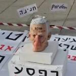 خلال شهادته.. إسرائيليون يضعون مجسماً لرأس نتنياهو وهو مقطوع