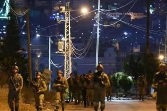 تصاعد اعتداءات المستعمرين واعتقالات واسعة في الضفة الغربية خلال اقتحامات ليلية