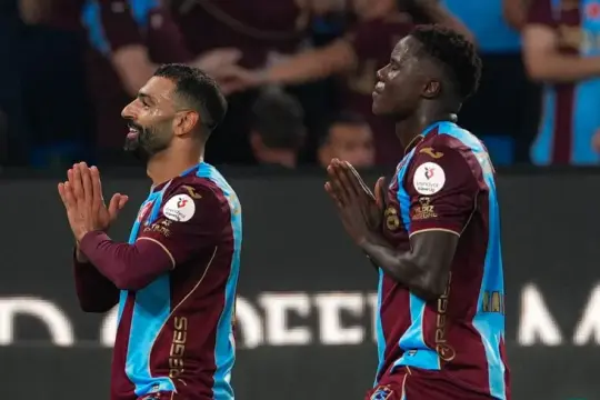 فيديو: محمد صلاح يتألق بثلاثية ويقود طرابزون سبور لسحق غلطة سراي