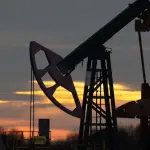 النفط يسجل أول خسائر أسبوعية متتالية في 2026 وسط ترقب «أوبك+» والمفاوضات الأميركية الإيرانية