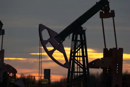 النفط يسجل أول خسائر أسبوعية متتالية في 2026 وسط ترقب «أوبك+» والمفاوضات الأميركية الإيرانية