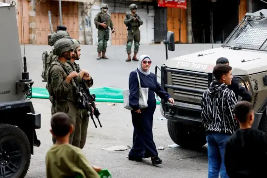 تصعيد الاحتلال الإسرائيلي في الضفة: إصابات واعتقالات واقتحامات لعدة بلدات