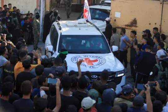 الصليب الأحمر يتسلم أول دفعة من الرهائن الإسرائيليين المفرج عنهم من شمال غزة