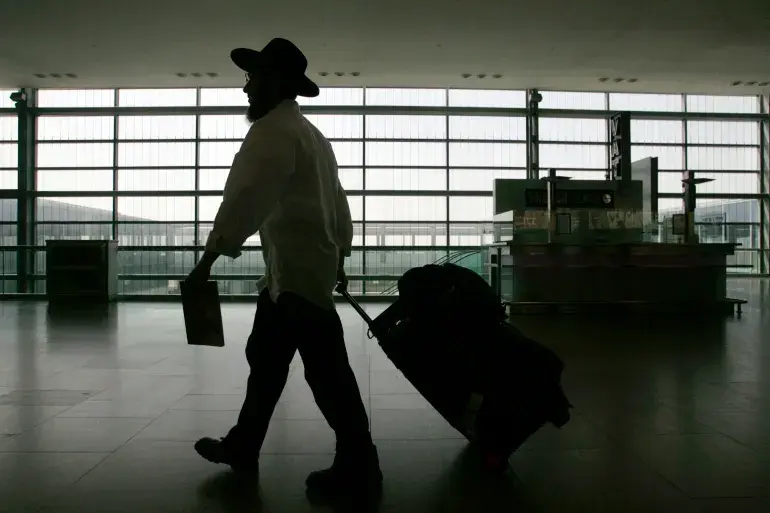 إسرائيل تحذر مواطنيها من هجمات محتملة في الخارج وتدعو لتجنب السفر