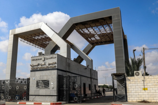 ثماني دول تحذر من محاولات تهجير الفلسطينيين: رفض جماعي لفتح رفح باتجاه واحد