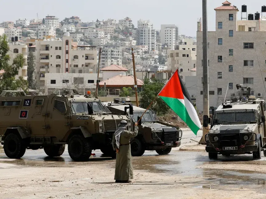 اقتحامات واعتقالات واسعة وإغلاق طرق في عدة محافظات.. وإصابة مواطن برصاص الاحتلال شرق طولكرم