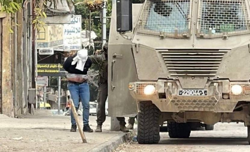 قوات الاحتلال داهمت منزل المحرر علي عروج في منطقة العروج وعبثت بمحتوياته، بالتزامن مع اقتحام ثلاث قرى شرق بيت لحم.