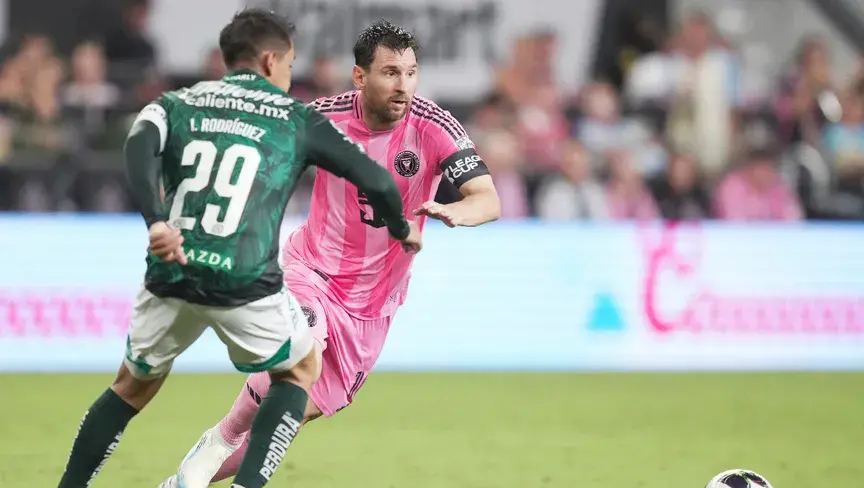 النجم الأرجنتيني يشارك للمرة الأولى بعد وفاة خورخي ميسي، رغم خسارة إنتر ميامي أمام كلوب ليون وخروجه من كأس الدوريين