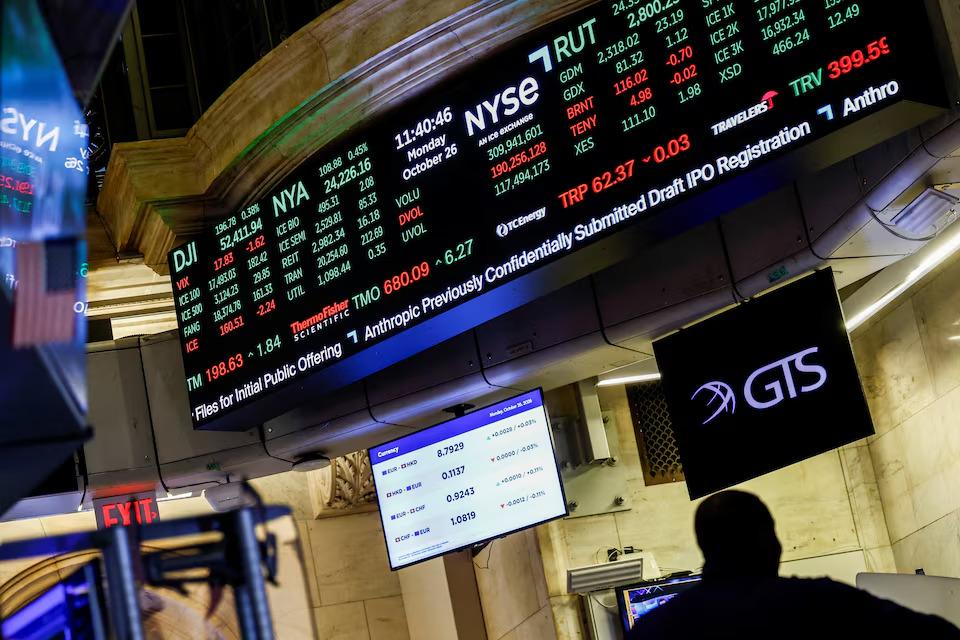 وول ستريت ترتفع بدعم من اكتتاب «أنثروبيك» وتفاؤل أسهم الذكاء الاصطناعي