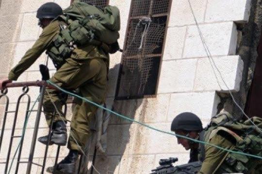 الاحتلال الإسرائيلي يستولي على منزل في سلفيت ويحوّله لثكنة عسكرية