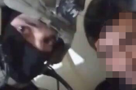 جندي إسرائيلي يصوّر احتجاز شاب فلسطيني ويطلب من والده الحضور.. والجيش يفتح تحقيقًا