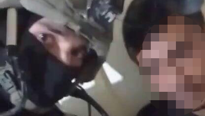 جندي إسرائيلي يصوّر احتجاز شاب فلسطيني ويطلب من والده الحضور.. والجيش يفتح تحقيقًا