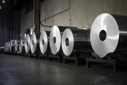 الألمنيوم قرب أعلى مستوى في أربع سنوات مع استمرار مخاطر الحرب في الشرق الأوسط