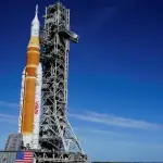 ناسا تنقل صاروخ "سبيس لونش سيستم" إلى منصة الإطلاق استعداداً لمهمة "أرتميس 2" حول القمر