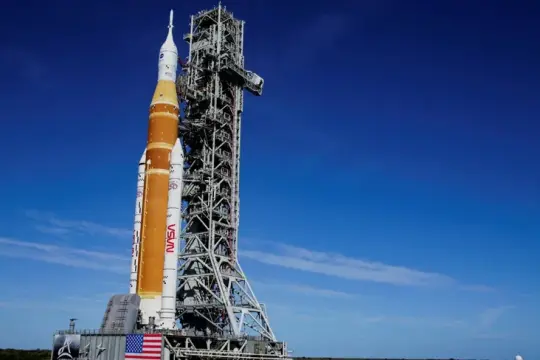 ناسا تنقل صاروخ "سبيس لونش سيستم" إلى منصة الإطلاق استعداداً لمهمة "أرتميس 2" حول القمر